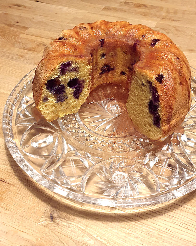 Saftiger Eierlikör Gugelhupf mit Blaubeeren oder Himbeeren