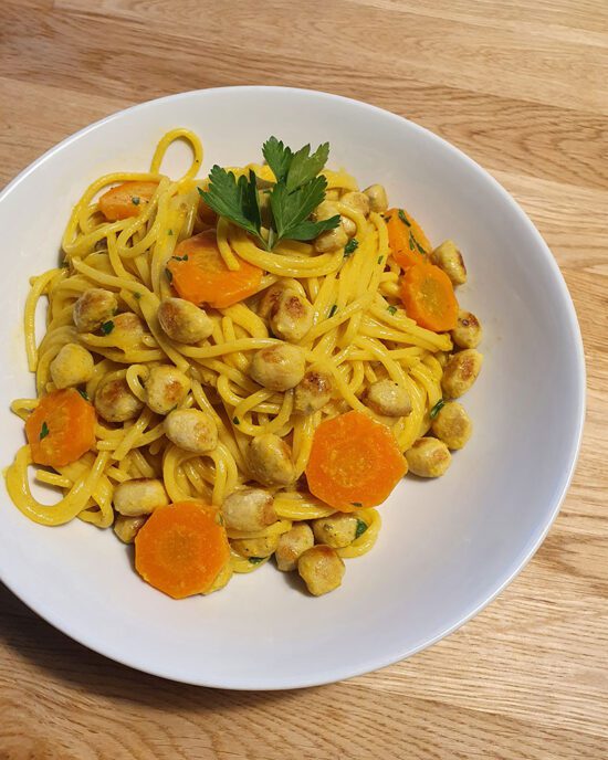 Spaghetti mit Brätkügeli Karotten und Curry Sahnesauce