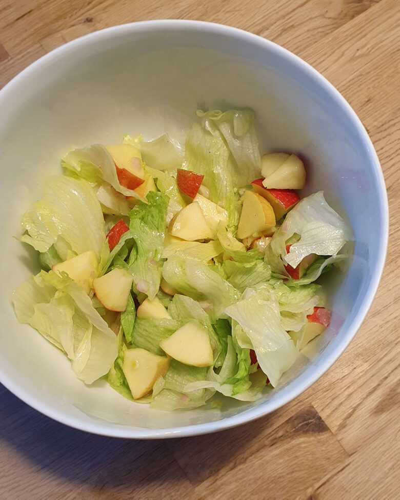 Rezept für fruchtigen Salat mit Eisbergsalat, Apfel und Zwiebel