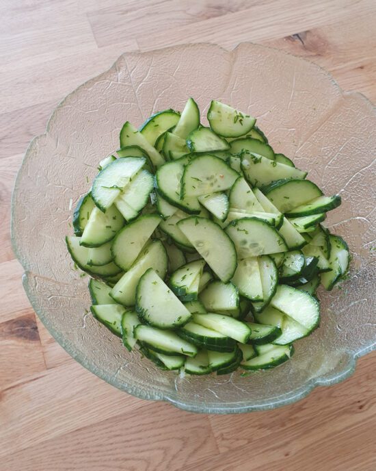 Rezept für Gurken Salat mit Essig Öl Dressing und Dill