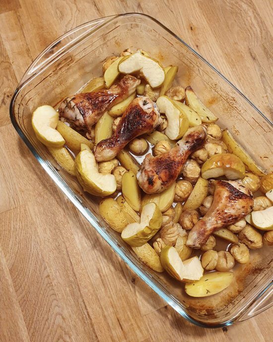 Einfaches Ofenrezept mit Hähnchenschenkel, Apfel, Kartoffel und Maronen