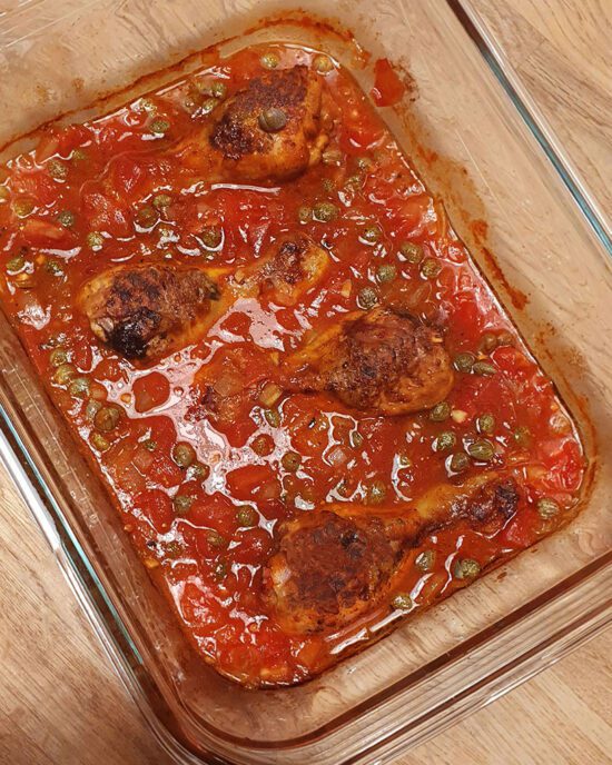 Rezept für italienische Hähnchenschenkel an Tomatensauce mit Kapern