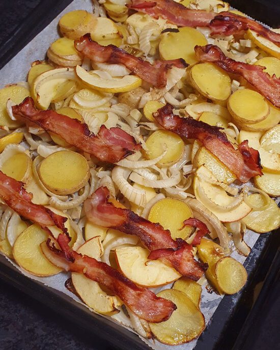 einfaches Ofengericht mit Kartoffeln, Fenchel, Äpfel und Speck