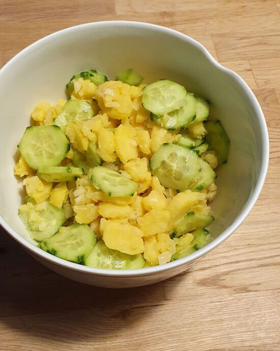Rezept für Kartoffelsalat mit Gurken, Zwiebeln und Brühe