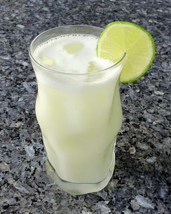Sommerdrink Rezept für brasilianische Limonade mit Limette und Kondensmilch