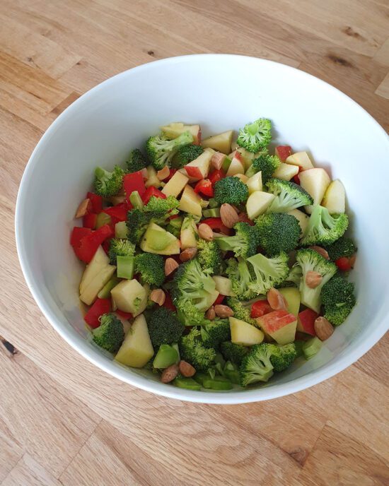Salat Rezept mit rohem Brokkoli, roter Paprika, frischem Apfel und Mandeln