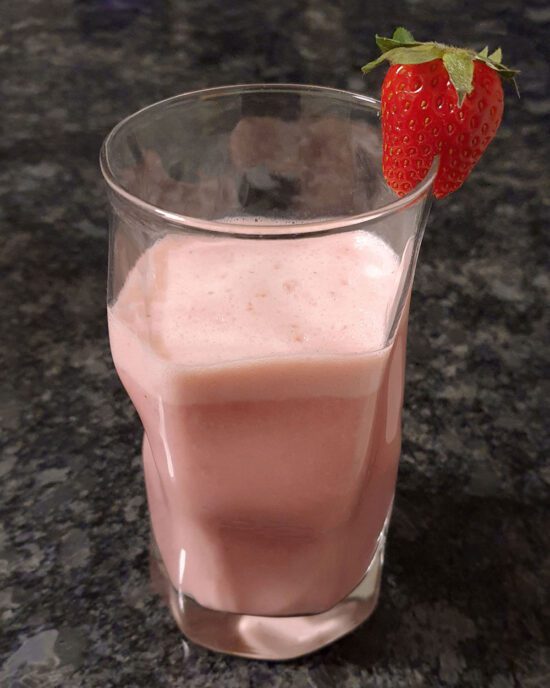 Rezept für Erdbeer Holunder Buttermilch Shake