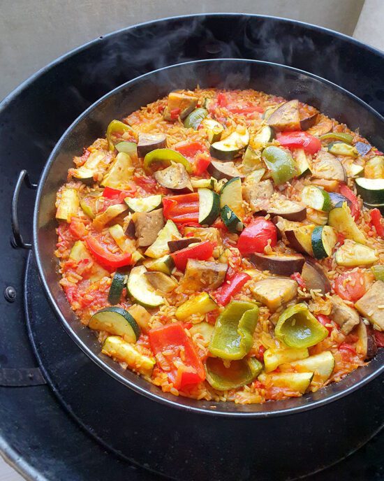 Vegetarisches Grillrezept für Gemüse Paella mit Zucchini, Paprika und Aubergine