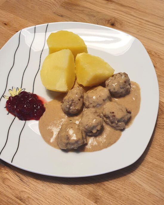 Traditionelles Köttbullar Rezept aus Schweden mit Salzkartoffel und Preiselbeeren