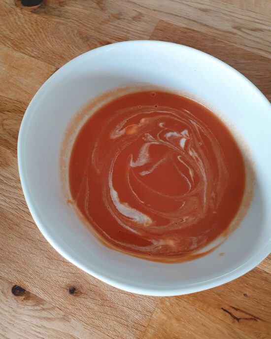 Rezept für cremige Tomatensuppe mit Kokosmilch