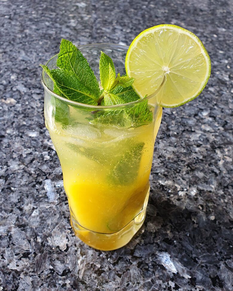 Cocktail Rezept für Mojito mit frischer Mango, Limette und Minze Cocktail Rezept für Mojito mit frischer Mango, Limette und Minze