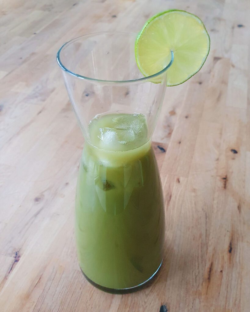 Rezept für selbstgemachten Matcha Eistee mit Limette und Honig