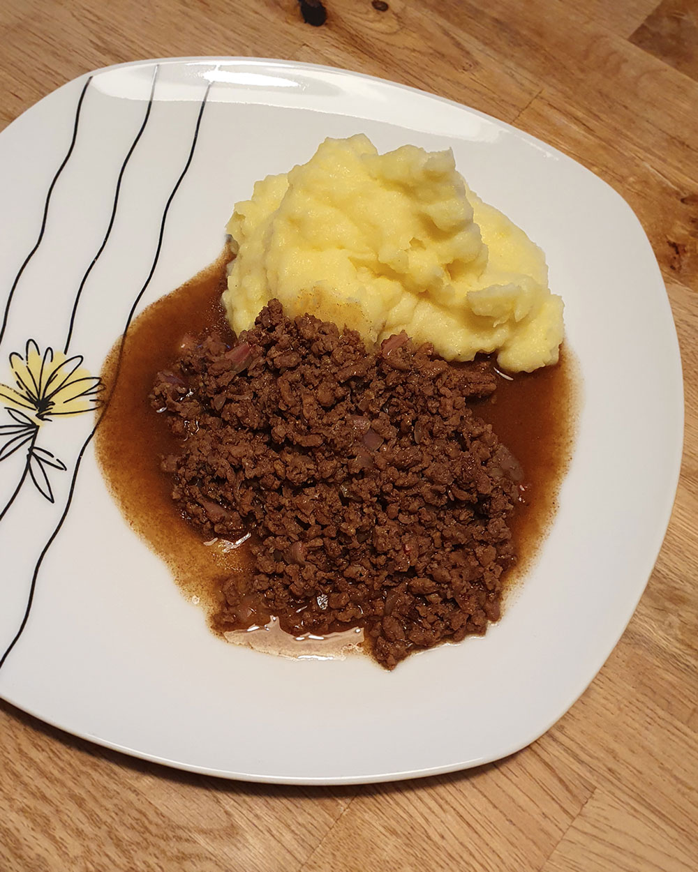 Traditionelles Rezept aus Dänemark für Millionbøf med Kartoffelmos, also Hackfleisch und Kartoffelstock