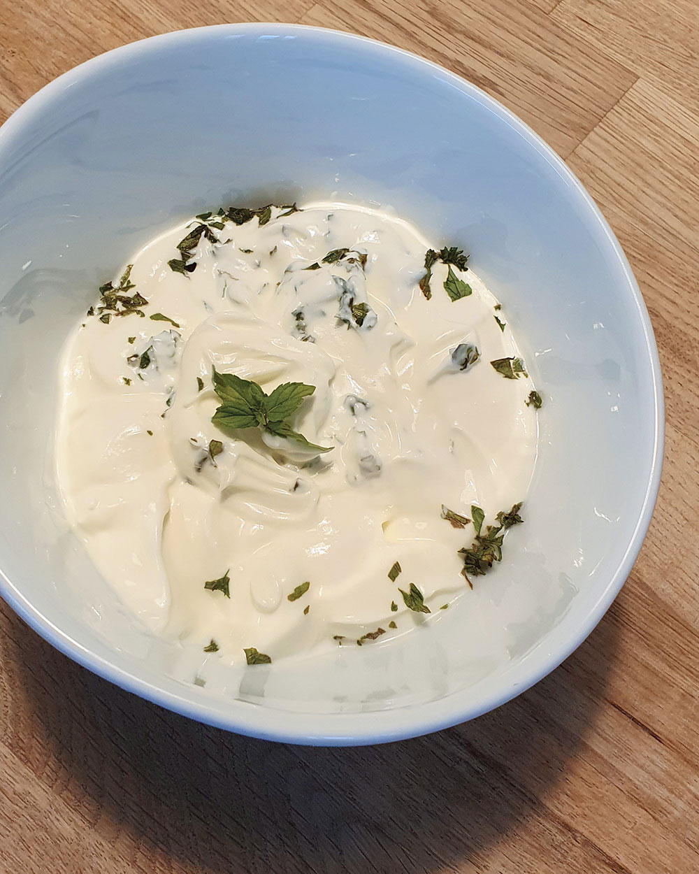 Einfaches Rezept für einen Joghurt Dip mit Minze und Knoblauch