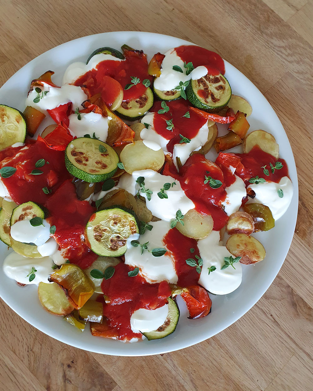 Leichtes Rezept für mediterranes Ofengemüse mit Tomatensauce und Joghurt