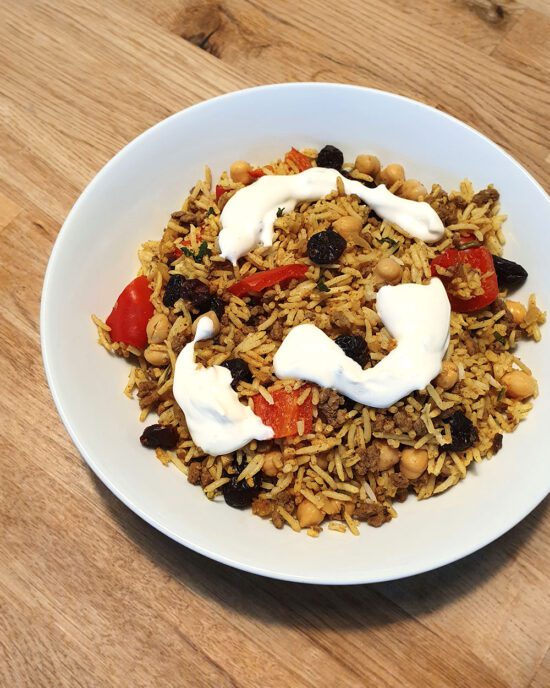 Rezept für eine orientalische Reispfanne mit Hackfleisch, Paprika, Kichererbsen, Rosinen und Joghurt