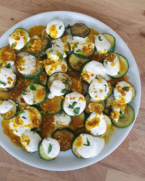 Mezze Rezept für eine orientalische Zucchini Platte mit Joghurt