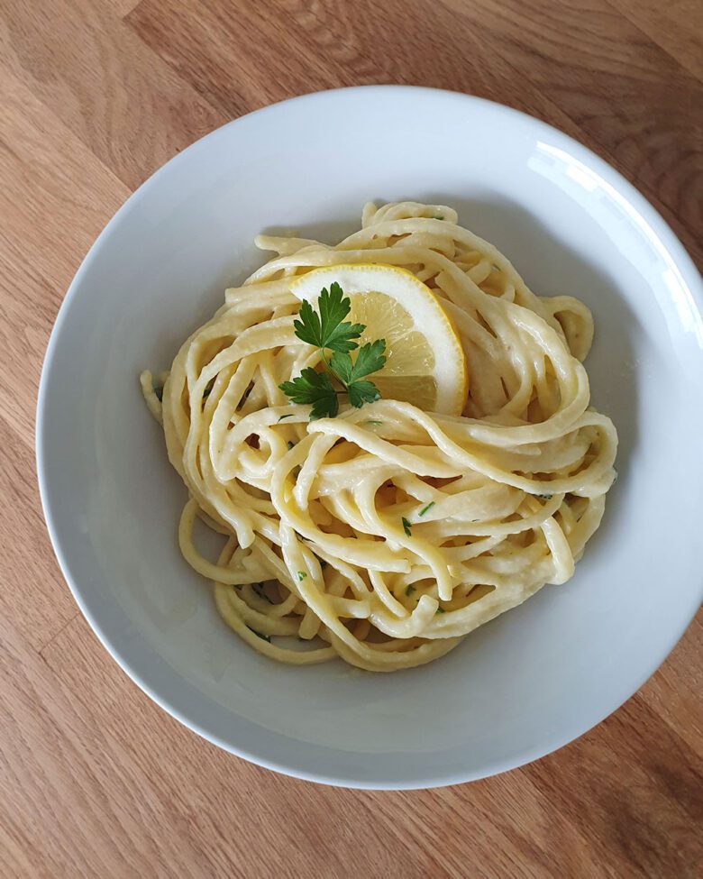 Schnelles Sommergericht: Pasta al Limone mit Minze & Petersilie Schnelles Sommergericht: Pasta al Limone mit Minze & Petersilie