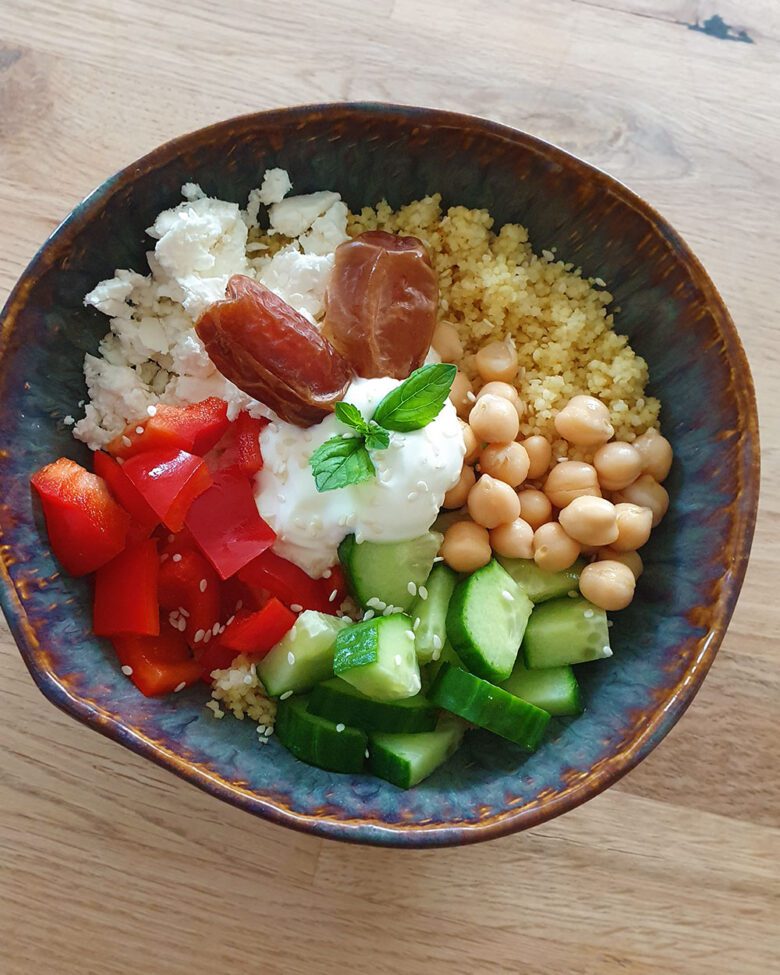 Schnelles Sommer Rezept für Couscous Bowl mit Tahini Sauce