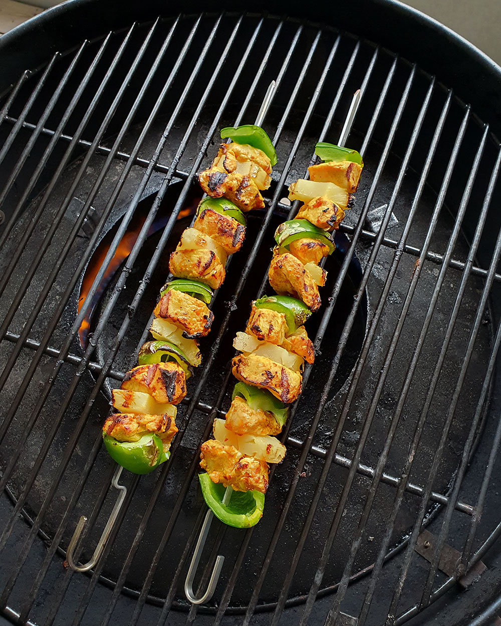 Grillrezept für süss-scharfe Curry Hähnchenspiesse mit Ananas und Paprika