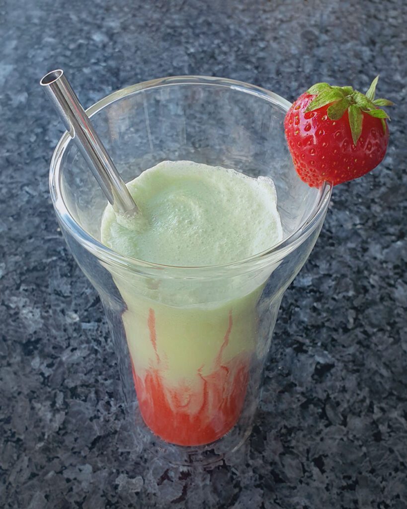 Sommergetränk Rezept für Ice Kokos Matcha Latte mit Erdbeeren