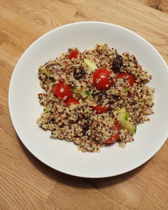 Rezept für Quinoa Salat mit Tomate, Gurke, Avocado und Cranberry