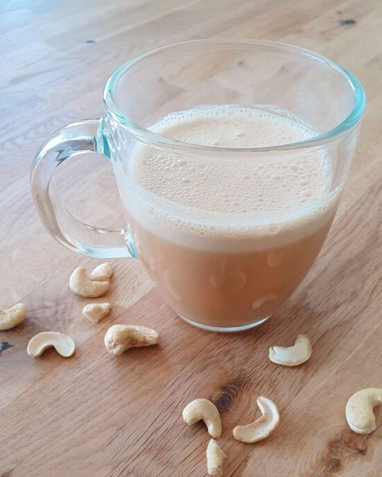 Veganes Laktosefreies Eiskaffee Rezept: Cashew Salted Caramel Ice Coffee