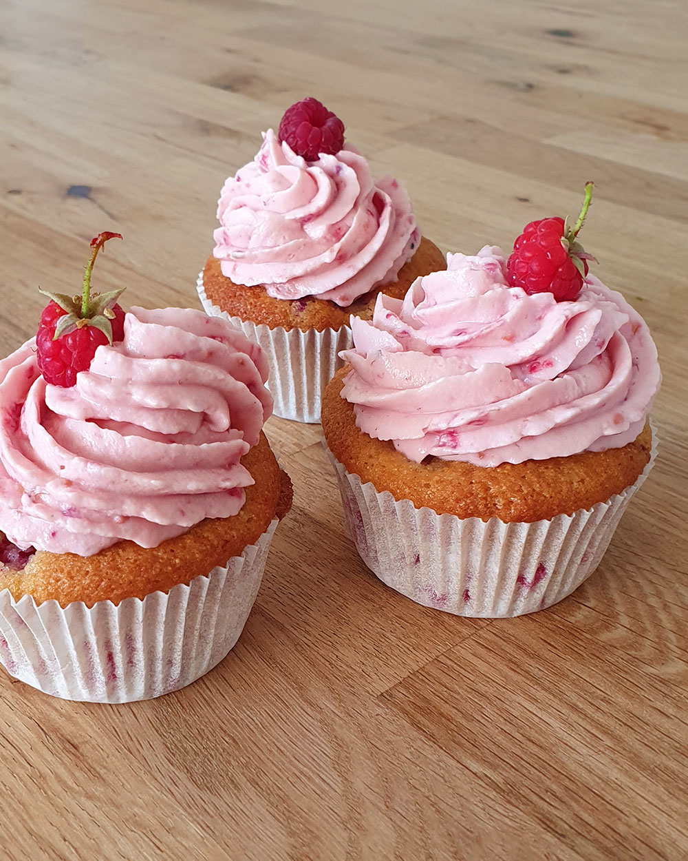 Rezept für Himbeer Cupcakes mit Frischkäse Frosting