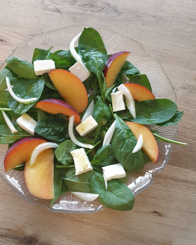 Sommer Salatrezept: Spinatsalat mit frischem Pfirsich und Feta