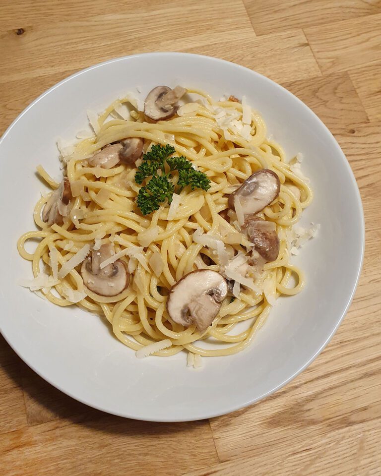 Pasta Rezept für Spaghetti mit Champignon an Sahnesauce