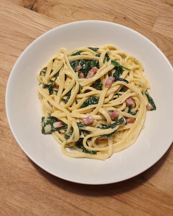 Schnelles Pasta Rezept für Spaghetti alla Carbonara mit Spinat