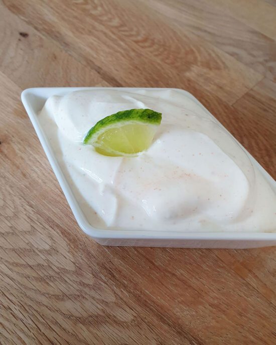 Erfrischender Sour Cream Dip mit Limetten