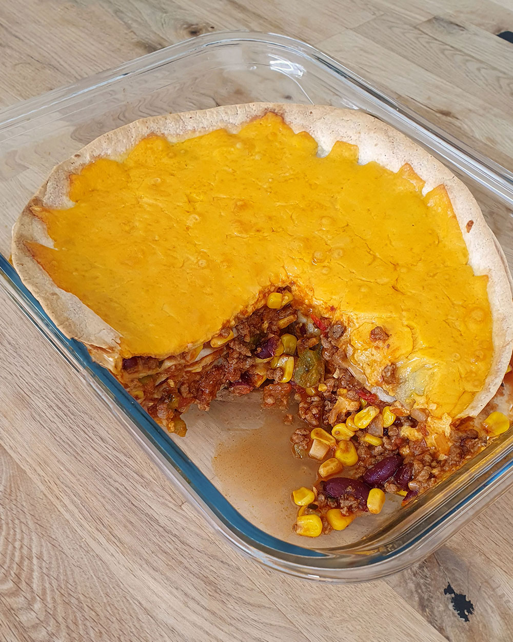 Einfaches Rezept für Tex mex Auflauf mit Chili con Carne und Tortillas mit Cheddarkäse überbacken