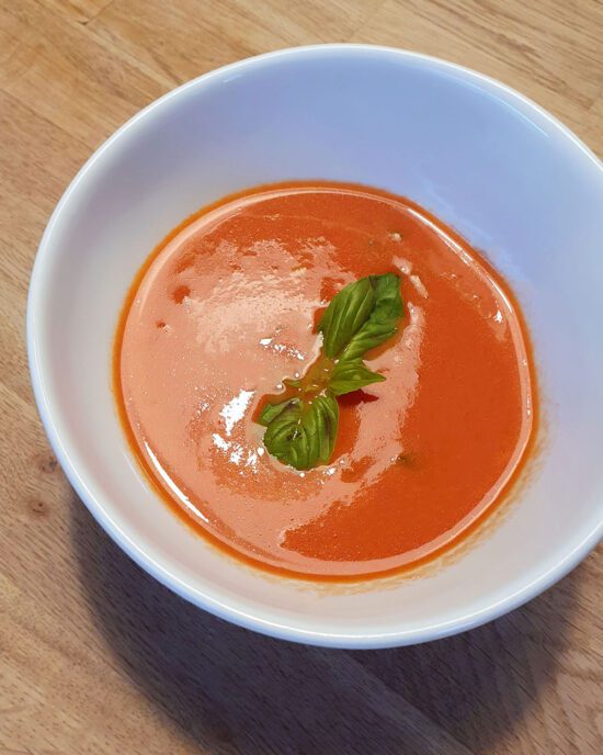 Suppenrezept für eine raffinierte Tomaten Cremesuppe mit mediterranem Gin