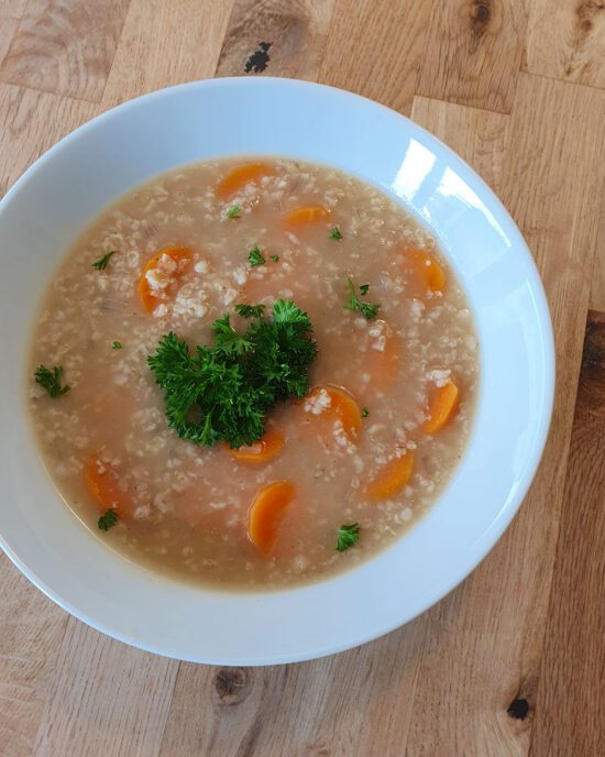 Suppen Rezept mit Haferflocken, Karotten und Zwiebel