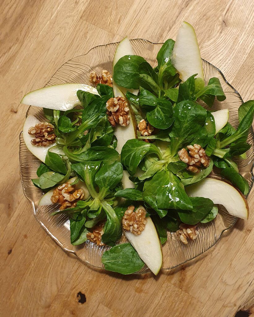 Herbstliches Salat Rezept mit Nüsslisalat, Birne und Walnüsse