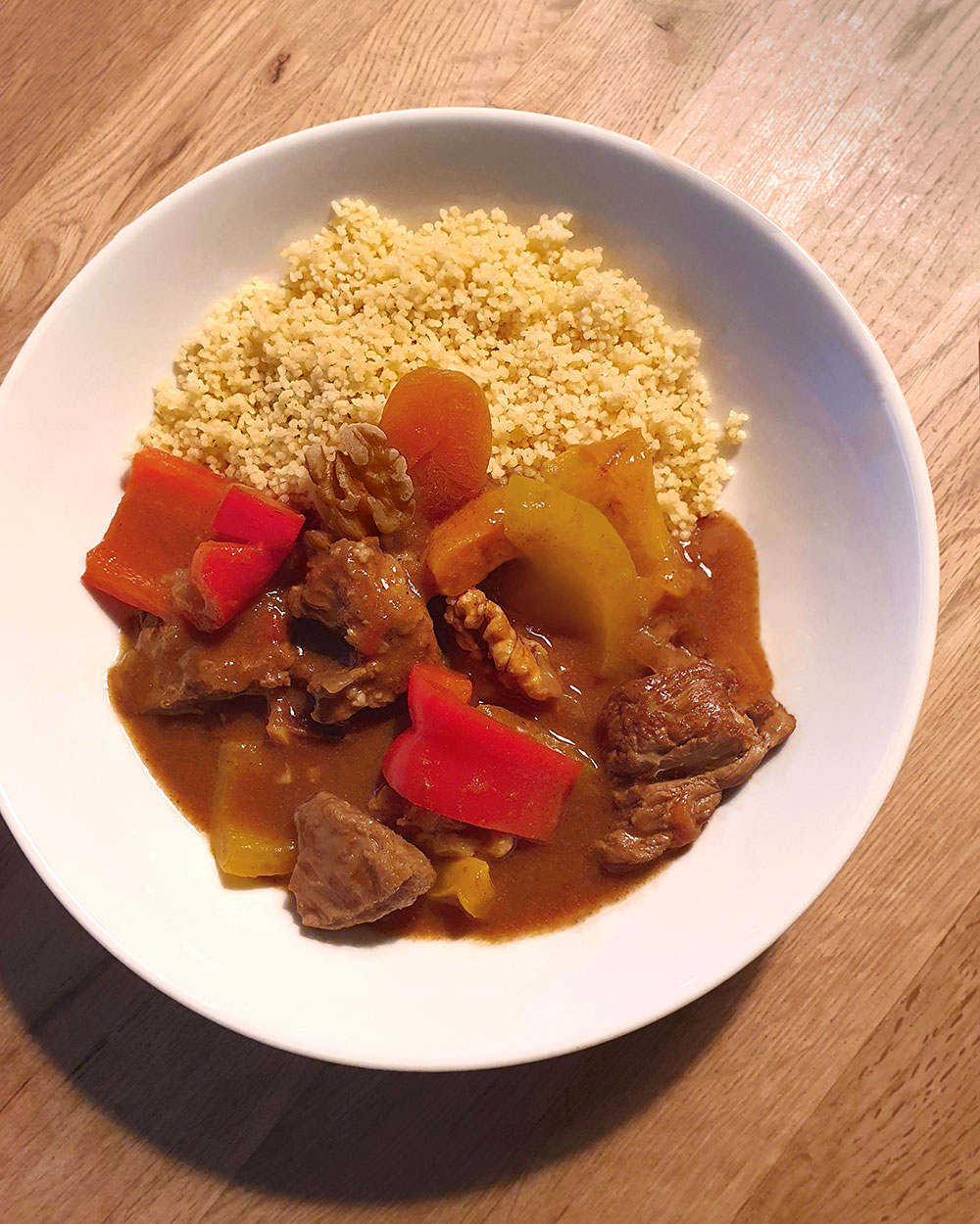 Schmorgericht Rezept für orientalisches Rindsragout mit Paprika, Aprikosen und Walnuss