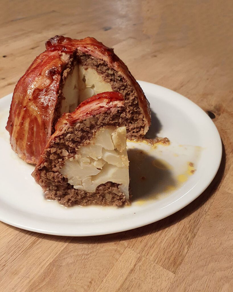 Rezept für Blumenkohl Bombe mit Hackfleisch im Speckmantel