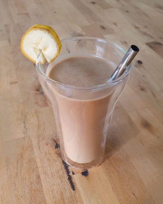Fitness Power Drink Rezept: Eiskaffee mit Banane und Erdnussbutter