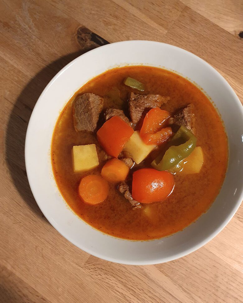 Authentisches Rezept für ungarische Gulaschsuppe / Gulyás