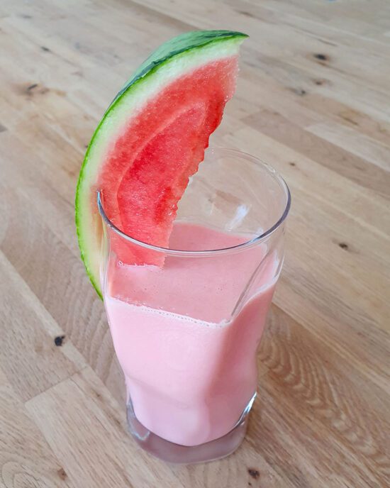 Sommerdrink Rezept für rosa Milchshake mit Wassermelone