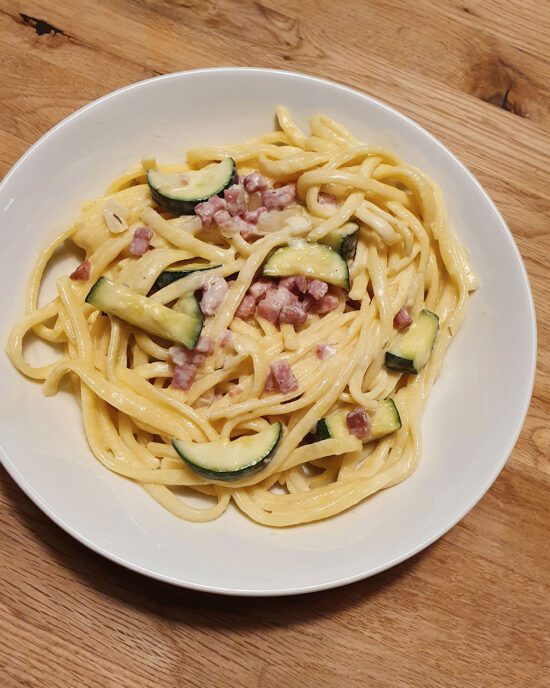 Einfaches Pasta Rezept nach Art Carbonara mit Zucchini