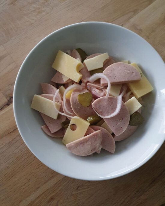 Traditionelles Rezept für Schweizer Wurst Käse Salat