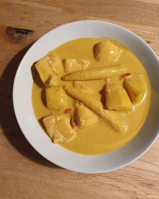 Authentisches Rezept für gelbes Thai Curry "Gaeng Gari Gai"