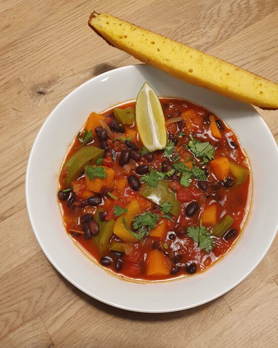 Tex mex Rezept für vegetarisches Chili mit Süsskartoffeln, schwarzen Bohnen und Paprika