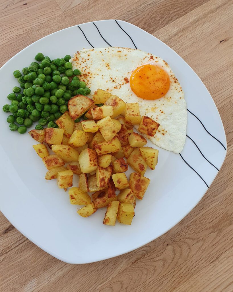 Nach diesem Rezept werden Bratkartoffel Würfel schön knusprig!