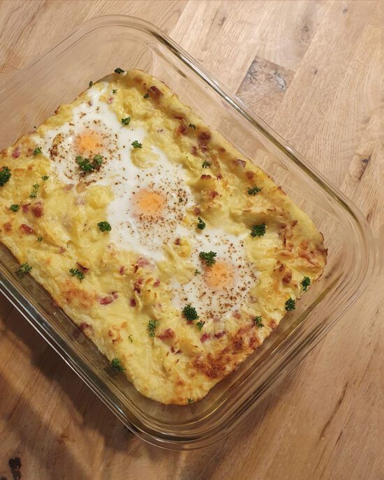 Schweizer Rezept mit Kartoffelstock, Speck, Käse und Eier "Ofenguck"