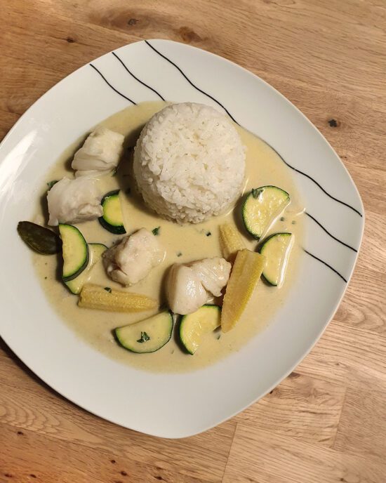 Grünes Thai Curry Rezept mit Fisch, Zucchini und Babymais