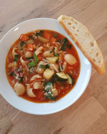 Italienisches Suppen Rezept für eine traditionelle Minestrone mit Gemüse, Nudeln und Parmesan