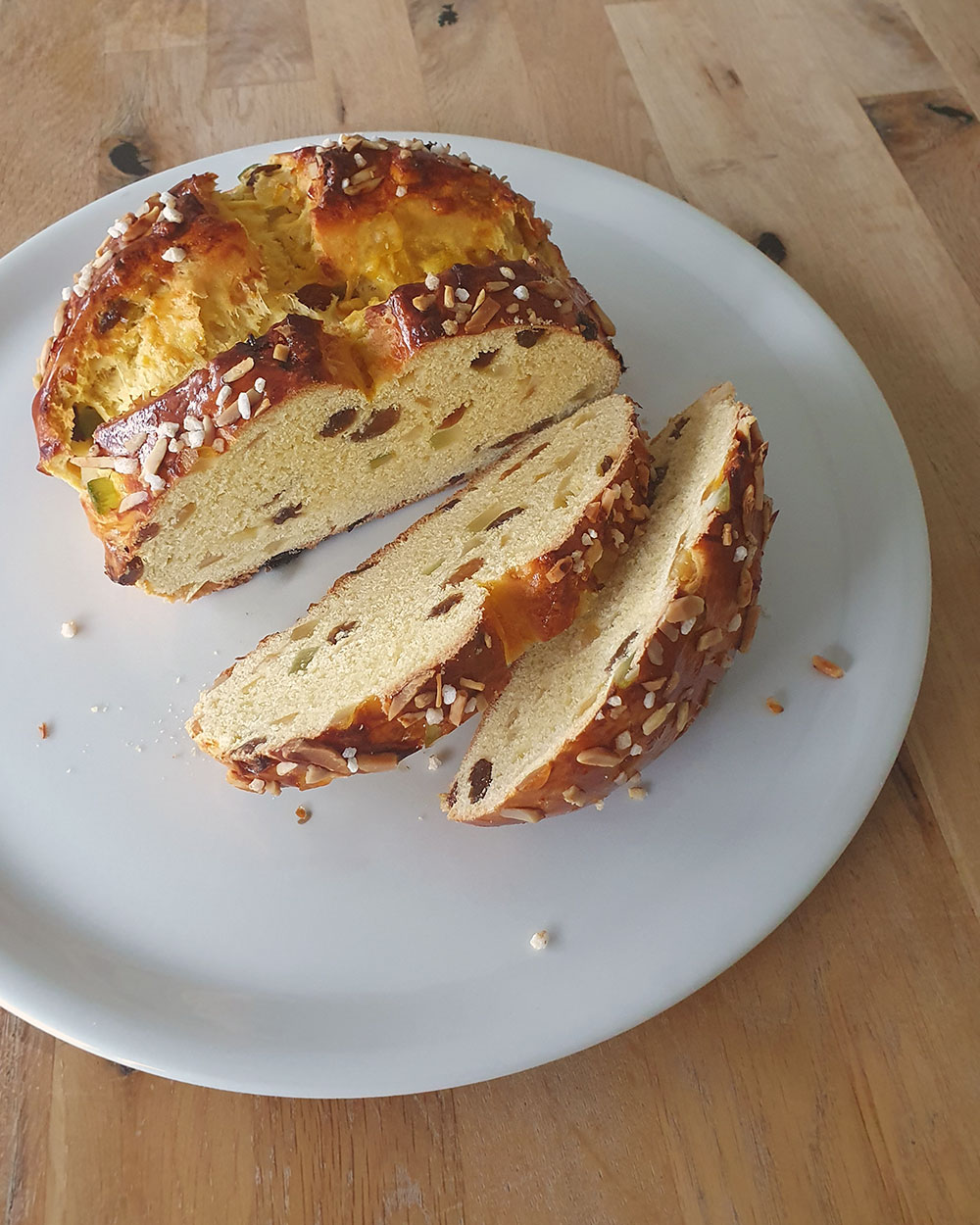 Traditionelles Osterbrot Rezept mit Rosinen &amp; kandierten Früchten